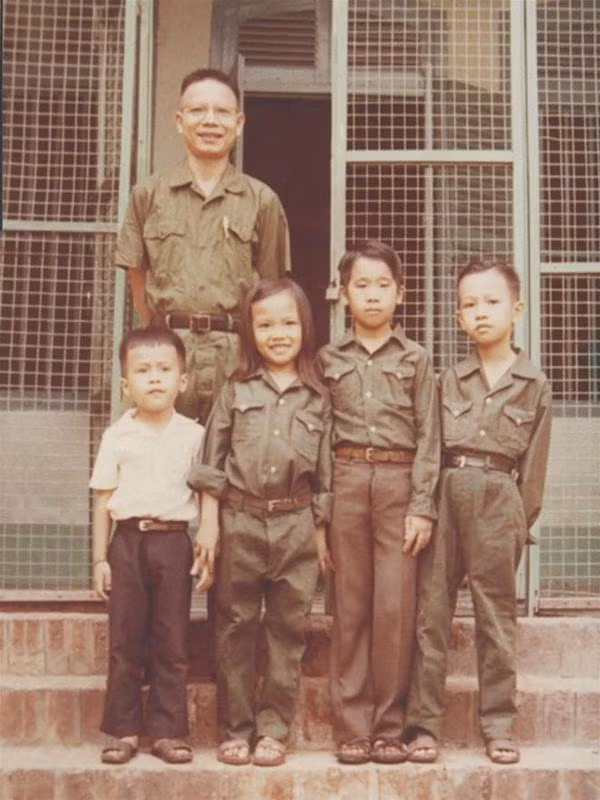 Chiến sĩ biệt động Năm Lai và các con sum họp sau ngày giải phóng Sài Gòn