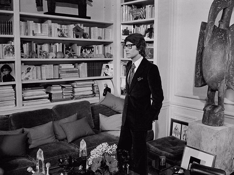 Yves Saint Laurent dĩ nhiên là một huyền thoại trong ngành thời trang. Yves Saint Laurent dĩ nhiên là một huyền thoại trong ngành thời trang.