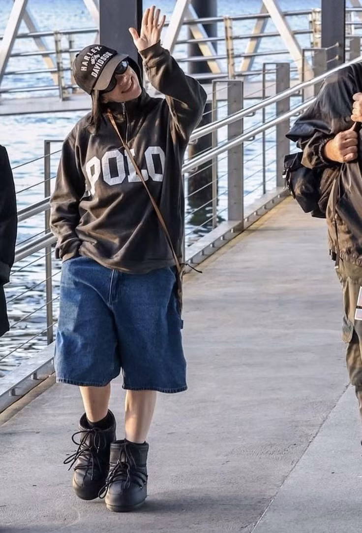 Quần jort là item thời trang yêu thích nhất của Billie Eilish.