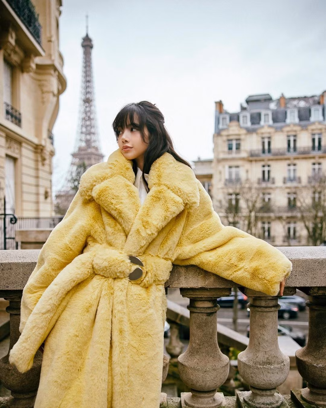 Áo khoác lông màu vàng bơ trendy đầy hấp dẫn và lãng mạn giữa trời Paris. Áo khoác lông màu vàng bơ trendy đầy hấp dẫn và lãng mạn giữa trời Paris.