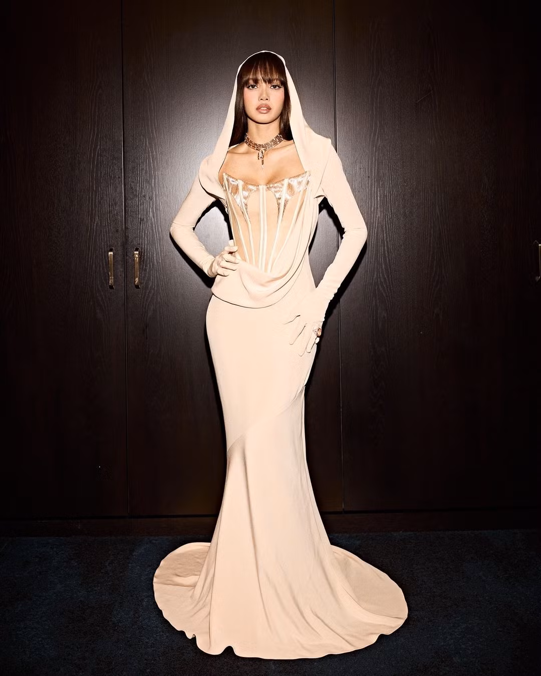 Chiếc đầm dài thiết kế riêng của Mugler đã giúp Lisa bắt trọn mọi ánh nhìn tại VMAs. Chiếc đầm dài thiết kế riêng của Mugler đã giúp Lisa bắt trọn mọi ánh nhìn tại VMAs.