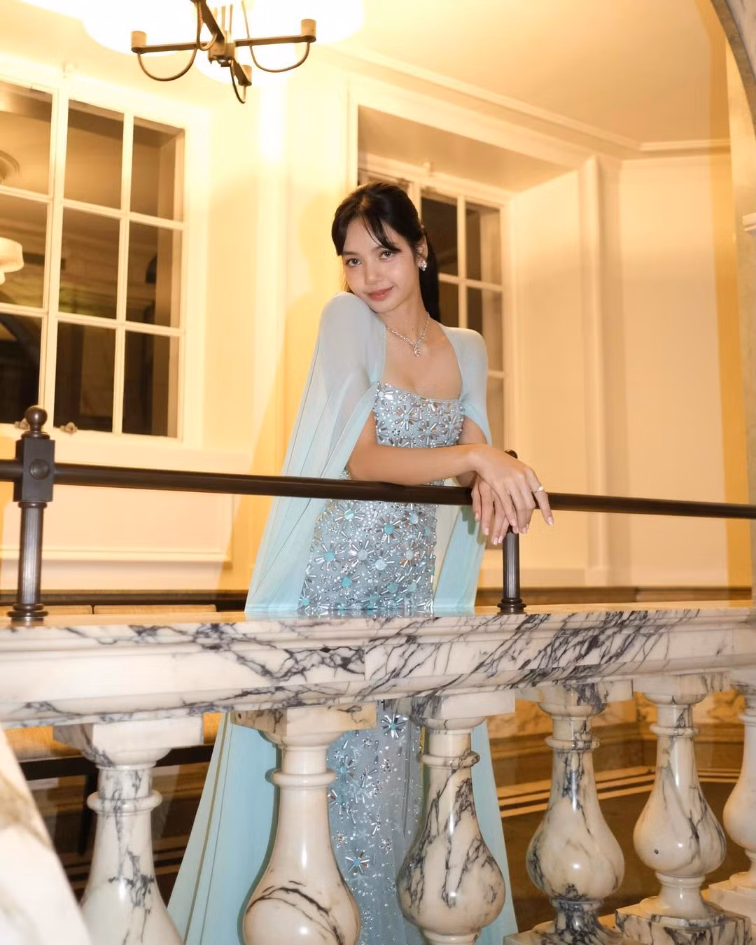 Lisa lộng lẫy và hết sức sang trọng trong chiếc đầm xanh nhạt, đính chi tiết lấp lánh và voan mỏng phủ lên hai vai. Ảnh chụp trong sự kiện tại Điện Buckingham, London. Lisa lộng lẫy và hết sức sang trọng trong chiếc đầm xanh nhạt, đính chi tiết lấp lánh và voan mỏng phủ lên hai vai. Ảnh chụp trong sự kiện tại Điện Buckingham, London.