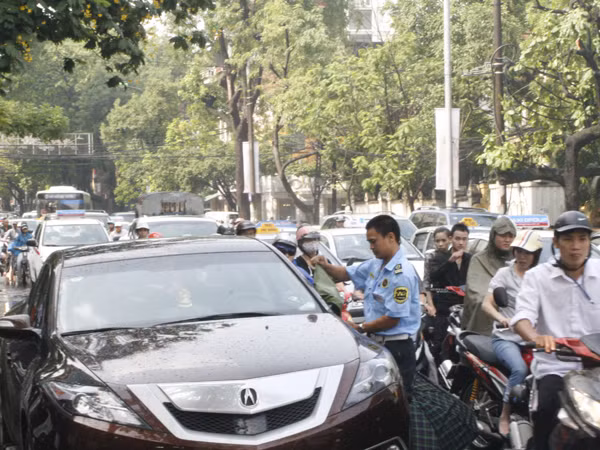 Tắc đường trên phố Bà Triệu