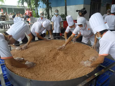 Những người thợ đang làm bánh in tại công ty Tân Huê Viên