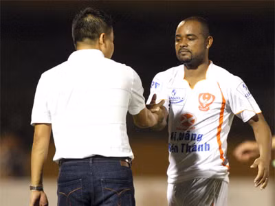 Nguyễn Rogerio (phải) cũng đang ế