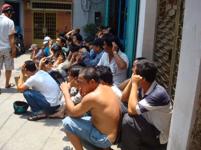 Các con bạc đá gà ở quận Bình Thạnh bị công an bắt giữ