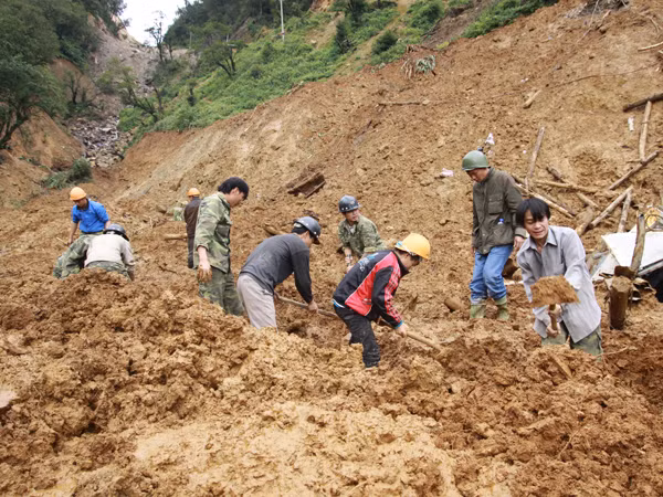 Địa hình hiểm trở, nên mọi công tác cứu hộ đều phải tiến hành thủ công. Địa hình hiểm trở, nên mọi công tác cứu hộ đều phải tiến hành thủ công