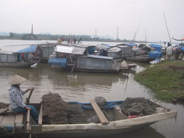 Một góc xóm chài dưới cầu Gián Khẩu Ảnh: Duy Ngợi. Một góc xóm chài dưới cầu Gián Khẩu Ảnh: Duy Ngợi