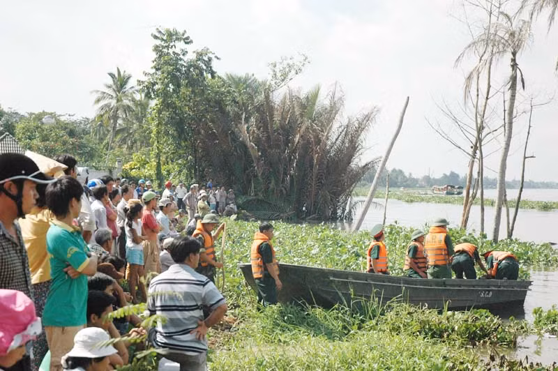 Rất đông người dân theo dõi cứu hộ. Ảnh: Quang Phương