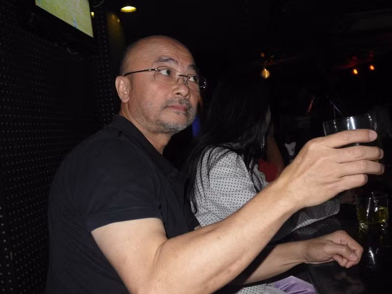 Nhiều lời đồn đoán về chuyện nợ nần của vị nhạc sĩ thích làm kinh doanh này. Nhấp tý rượu, Hà Dũng cho biết: 