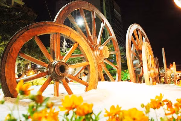 Bánh xe thời gian cũng được tái hiện lại trong lễ hội hoa