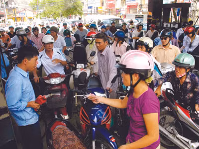 Hàng chục triệu người tiêu dùng cả nước có quyền được biết thực chất giá xăng dầu mà họ phải mua Ảnh: Hồng Vĩnh