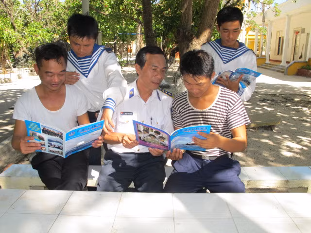 Cán bộ chiến sĩ đọc báo trong giờ giải lao