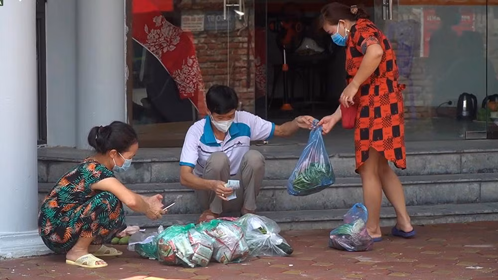 Nhiều hộ dân ở đây sử dụng dịch vụ vận chuyển thức ăn do không thể ra khỏi khu vực phong toả.