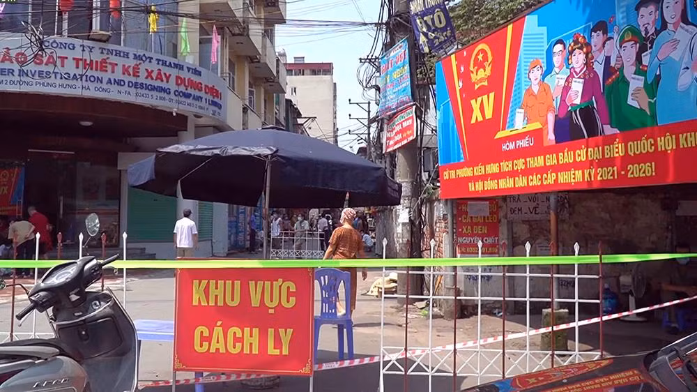 Hàng rào cứng cùng biển "khu vực cách ly" xuất hiện dày đặc khu vực đối diện Bệnh viện K Tân Triều.