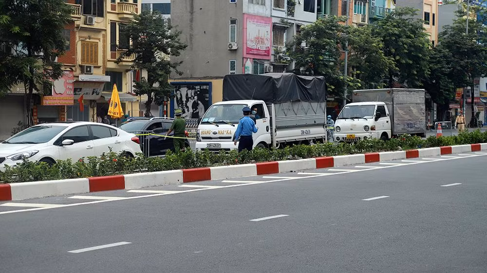 Hà Nội cho lập chốt kiểm soát giấy đi đường tại lối lên xuống của cầu Vình Tuy để kiểm tra chặt chẽ người từ 'vùng xanh' sang 'vùng đỏ' và ngược lại.
