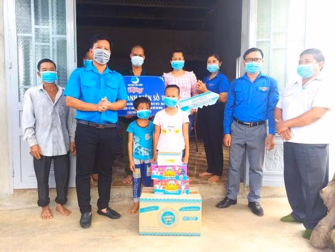 Tặng quà cho gia đình anh Cao Văn Phi