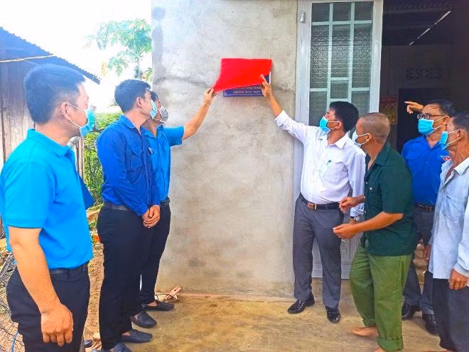 Bàn giao căn Nhà Thanh niên cho người dân có hoàn cảnh khó khăn