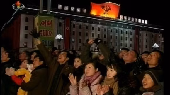 Người dân Triều Tiên hân hoan xem pháo hoa đón mừng năm mới