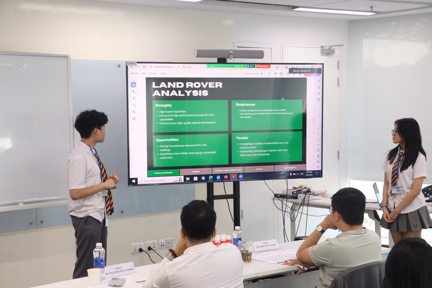 Nhóm Pioneer thuyết trình giải pháp trước ban giám khảo.