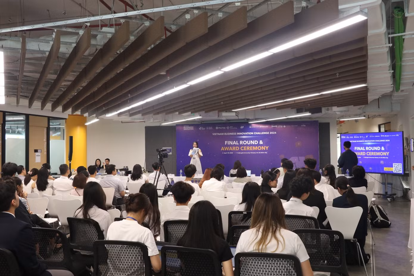 Không khí hào hứng tại buổi Chung kết cuộc thi VBIC 2024.