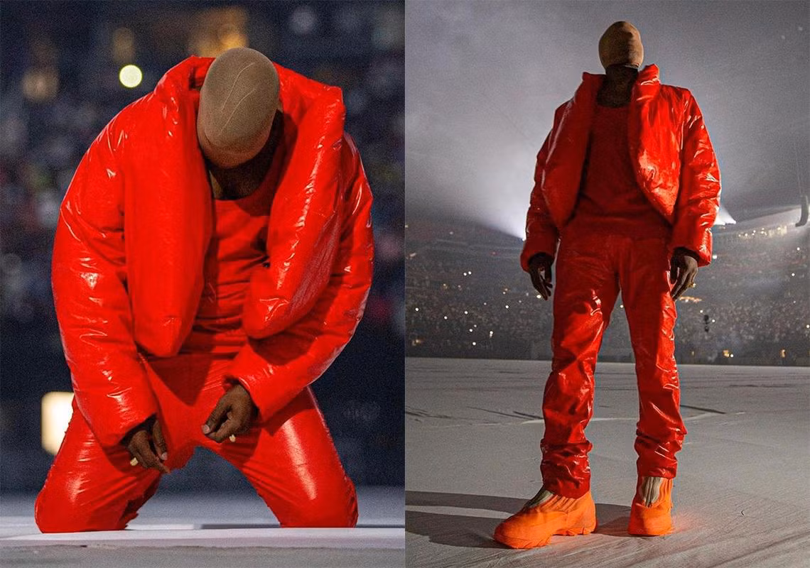 Kanye West trong một buổi diễn quảng bá trước thềm ra mắt album Donda.