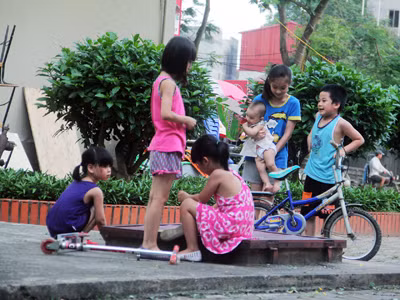 Nhiều trẻ em tại các khu đô thị Hà Nội chỉ được ra ngoài chơi khi bố mẹ đi làm về. Ảnh: Cẩm Kỳ