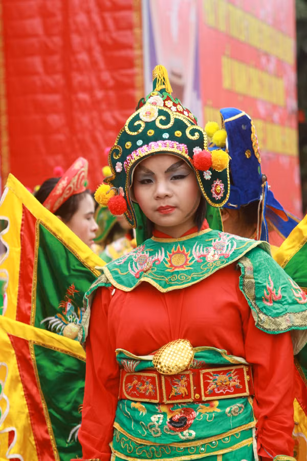 Một bạn nữ được hóa trang để thủ vai quân Tướng của bên quân xanh.