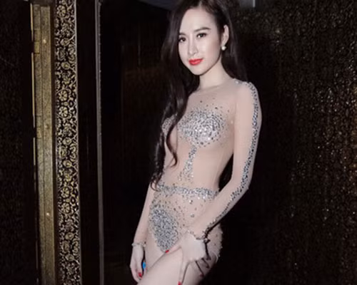  Dù có đính đá che những chỗ nhạy cảm nhưng khán giả vẫn nhìn rõ vòng một cũng như đồ lót