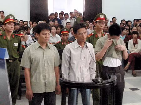 Nguyễn Hữu Hạnh (bìa trái vành móng ngựa) bị tuyên án 2 năm tù về tội gây rối trật tự công cộng, tại phiên tòa ngày 8/7/2005.