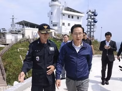 Tổng thống Hàn Quốc Lee Myung-bak (phải) đến thăm đảo Dokdo/Takeshima. Ảnh: AP