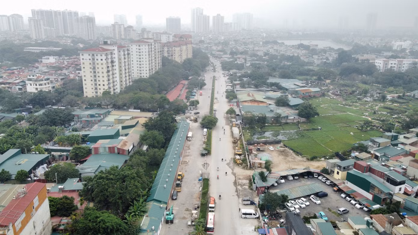 Điều đáng nói, dự án đường Vành đai 2,5 sau 10 năm vẫn chưa thực hiện xong nhưng dự án đối ứng là Dự án Khu đô thị mới Đại Kim - Định Công chủ đầu tư đã phân lô bán nền, huy động vốn khách hàng thông qua hình thức thức “Hợp đồng hợp tác đầu tư”… dù chưa giải phóng xong mặt bằng, chưa được giao đất... khiến nhà đầu tư bức xúc. Điều đáng nói, dự án đường Vành đai 2,5 sau 10 năm vẫn chưa thực hiện xong nhưng dự án đối ứng là Dự án Khu đô thị mới Đại Kim - Định Công chủ đầu tư đã phân lô bán nền, huy động vốn khách hàng thông qua hình thức thức “Hợp đồng hợp tác đầu tư”… dù chưa giải phóng xong mặt bằng, chưa được giao đất... khiến nhà đầu tư bức xúc.