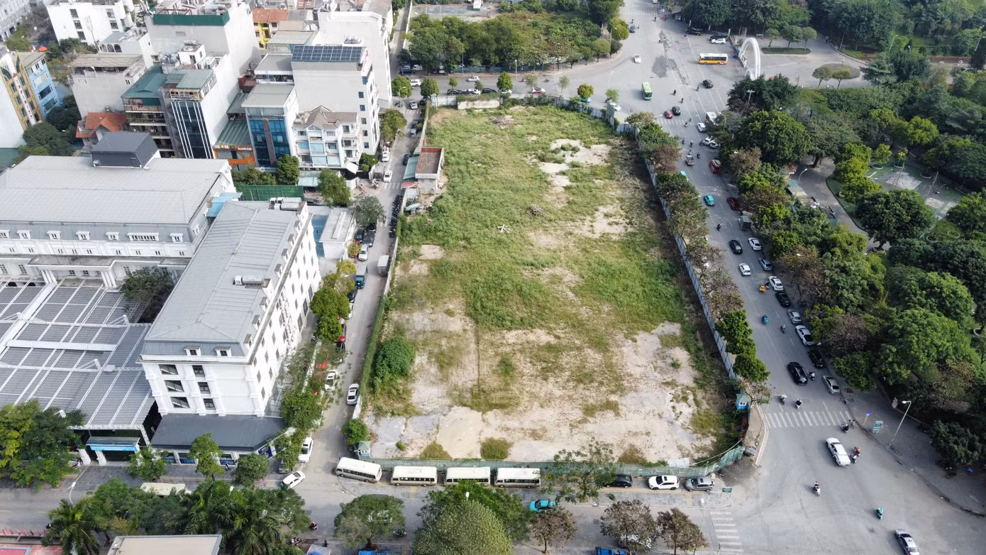 Lô đất C/D13 có vị trí đắc địa 4 mặt tiền, tiếp giáp với các đường Thành Thái, Trương Công Giai, Khúc Thừa Dụ và ngõ 102 Khúc Thừa Dụ.