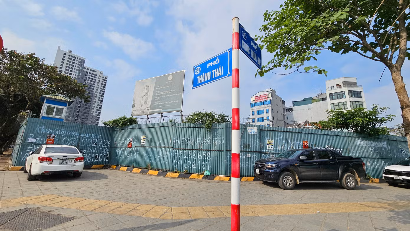 Lô đất C/D13 có vị trí đắc địa 4 mặt tiền, tiếp giáp với các đường Thành Thái, Trương Công Giai, Khúc Thừa Dụ và ngõ 102 Khúc Thừa Dụ.
