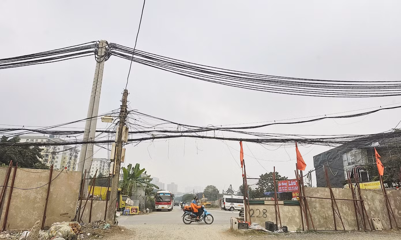 Đoạn từ cầu L3 (sông Lừ) đến Đầm Hồng nhiều năm nay thi công cầm chừng. Đoạn từ cầu L3 (sông Lừ) đến Đầm Hồng nhiều năm nay thi công cầm chừng.