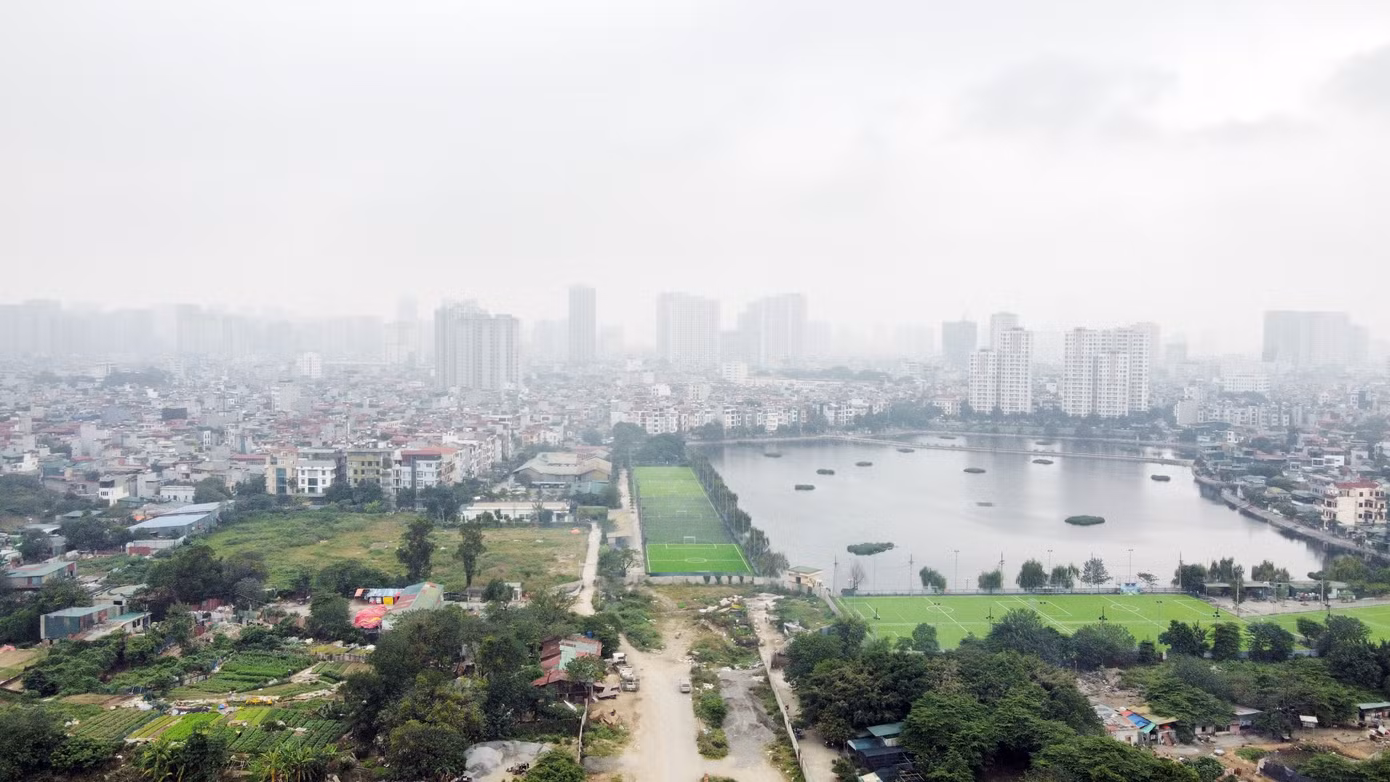 Đoạn đi qua khu vực Đầm Hồng biến thành sân bóng cỏ nhân tạo. Đoạn đi qua khu vực Đầm Hồng biến thành sân bóng cỏ nhân tạo.