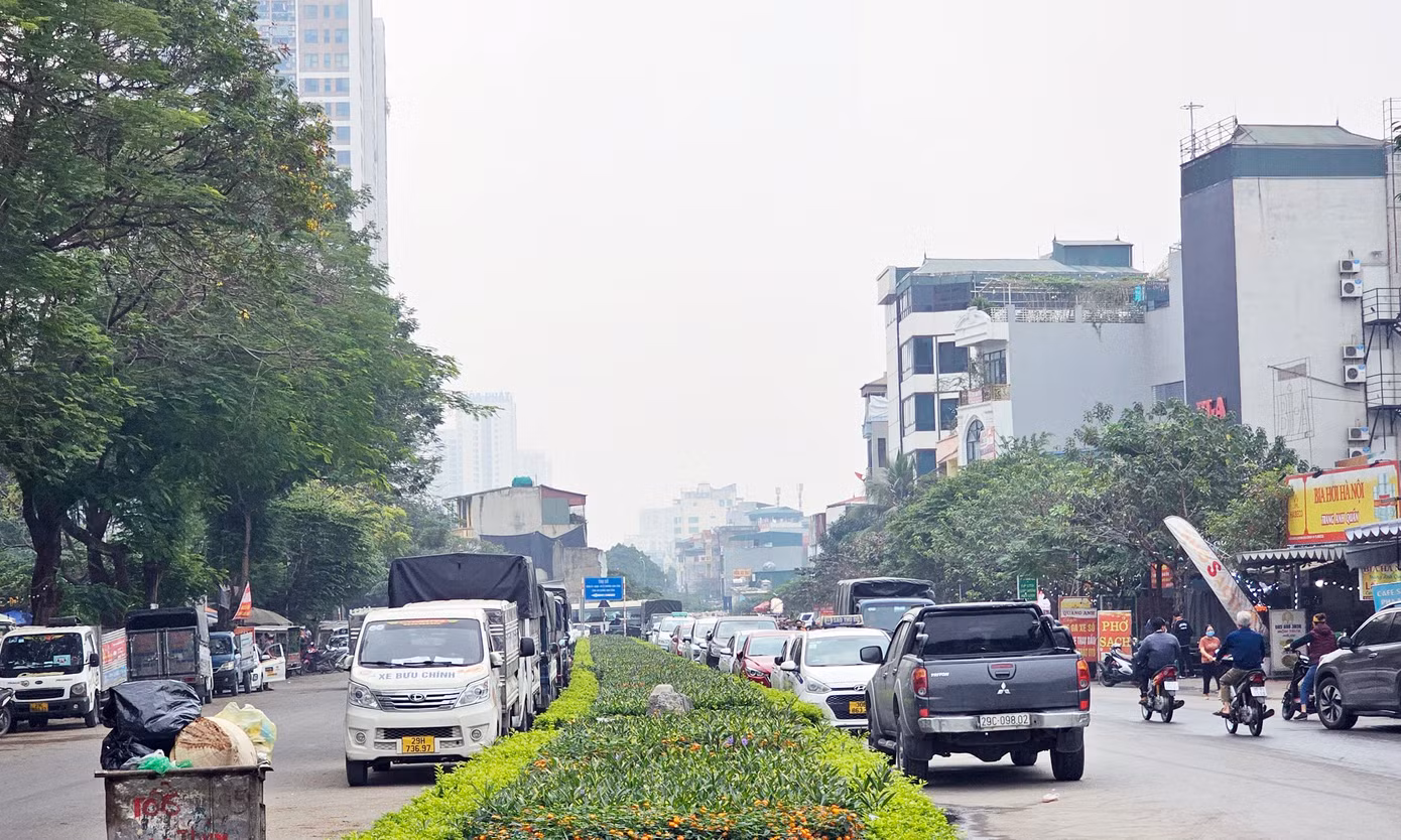 Do đó, Phó chủ tịch TP giao Thanh tra TP Hà Nội xử lý đơn thư, khiếu nại, tố cáo liên quan đến nhà đầu tư và liên quan đến dự án đối ứng Dự án đầu tư xây dựng Khu đô thị mới Đại Kim - Định Công. Đồng thời, phối hợp với Sở Kế hoạch và Đầu tư và các đơn vị có liên quan kiểm tra, rà soát toàn bộ quy trình, thủ tục đầu tư Dự án Đầu tư xây dựng đường Vành đai 2,5 (đoạn Đầm Hồng - quốc lộ 1A) và dự án đầu tư đối ứng liên quan. Do đó, Phó chủ tịch TP giao Thanh tra TP Hà Nội xử lý đơn thư, khiếu nại, tố cáo liên quan đến nhà đầu tư và liên quan đến dự án đối ứng Dự án đầu tư xây dựng Khu đô thị mới Đại Kim - Định Công. Đồng thời, phối hợp với Sở Kế hoạch và Đầu tư và các đơn vị có liên quan kiểm tra, rà soát toàn bộ quy trình, thủ tục đầu tư Dự án Đầu tư xây dựng đường Vành đai 2,5 (đoạn Đầm Hồng - quốc lộ 1A) và dự án đầu tư đối ứng liên quan.