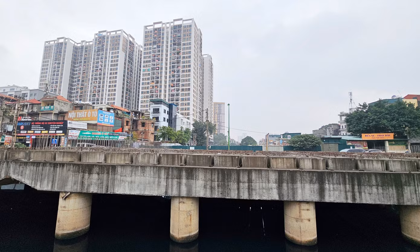 Thế nhưng sau 10 năm, dự án vẫn chưa thể thông xe do vướng giải phóng mặt bằng. Thế nhưng sau 10 năm, dự án vẫn chưa thể thông xe do vướng giải phóng mặt bằng.