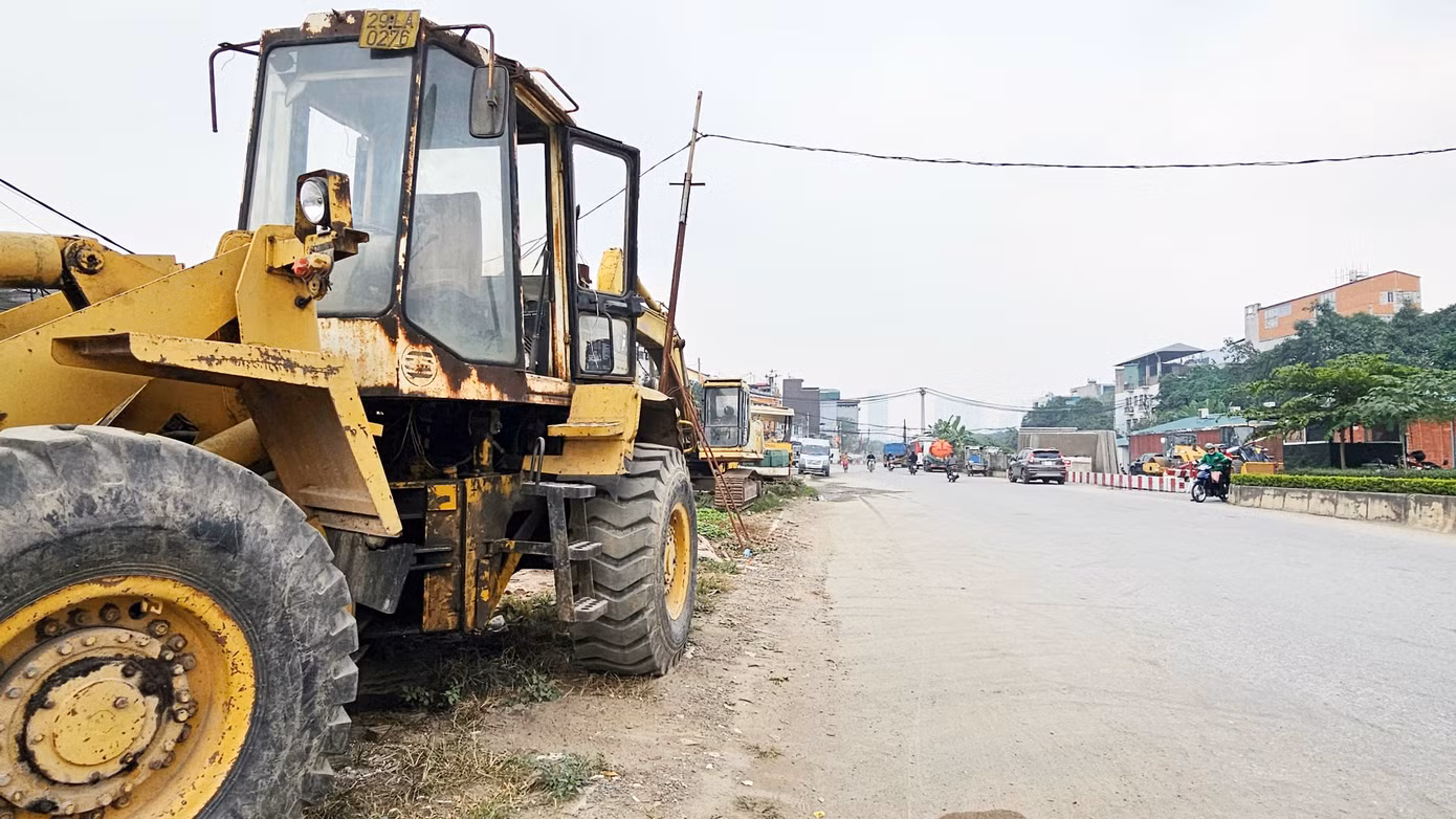 Máy móc thiết bị phục vụ thi công dự án đường Vành đai 2,5 xếp hàng dài bên đường và khu vực văn phòng điều hành. Máy móc thiết bị phục vụ thi công dự án đường Vành đai 2,5 xếp hàng dài bên đường và khu vực văn phòng điều hành.