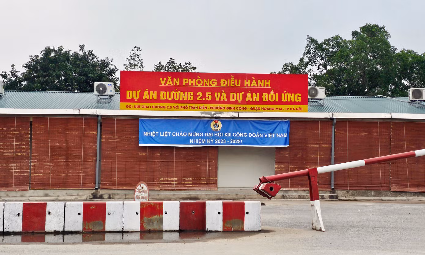 Văn phòng điều hành của chủ đầu tư dựng ngay tại nút giao đường Vành đai 2,5 với phố Trần Điền (phường Định Công, quận Hoàng Mai) khiến các phương tiện không thể lưu thông qua đây. Văn phòng điều hành của chủ đầu tư dựng ngay tại nút giao đường Vành đai 2,5 với phố Trần Điền (phường Định Công, quận Hoàng Mai) khiến các phương tiện không thể lưu thông qua đây.