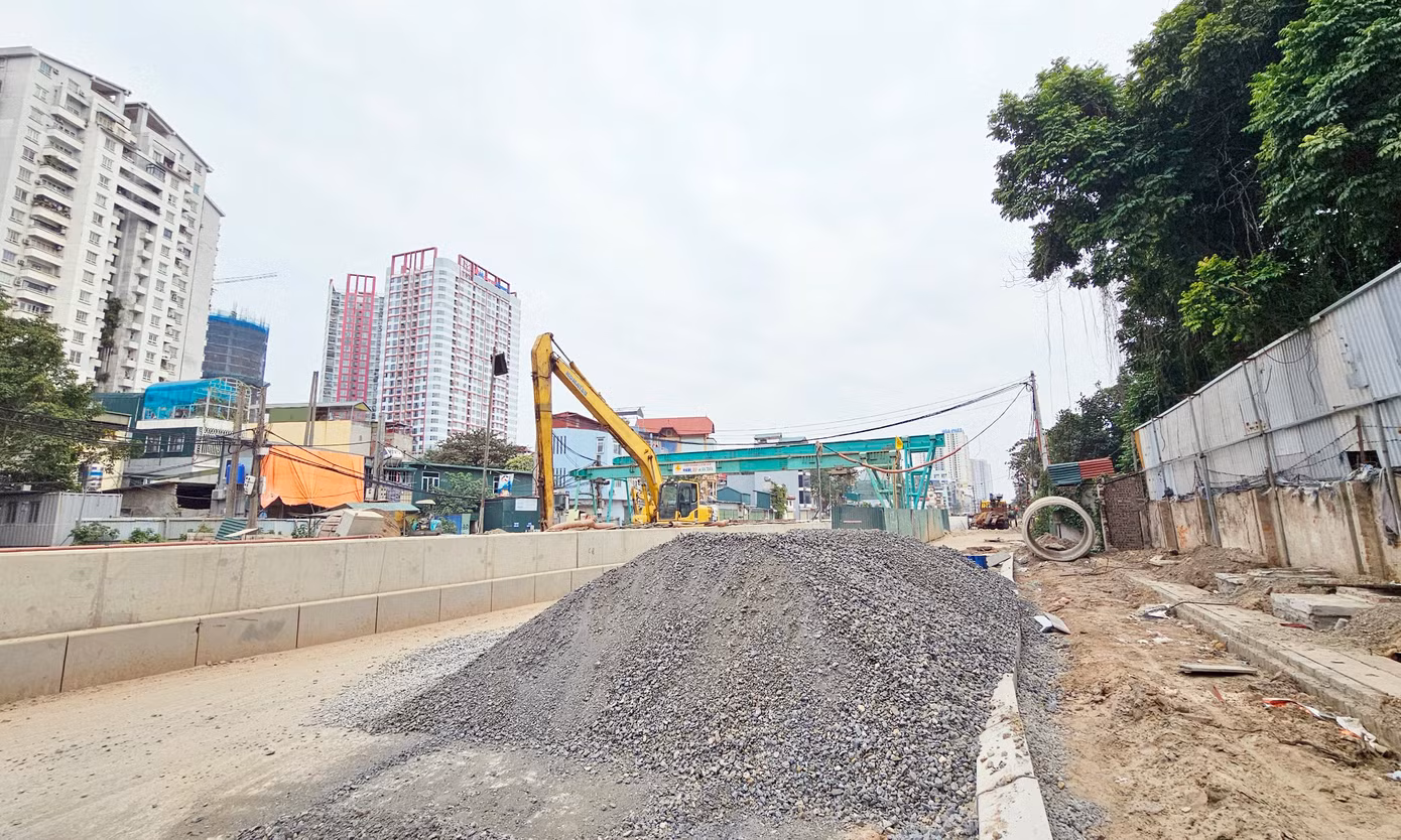 Hạng mục thi công hầm qua nút giao Giải Phóng - Kim Đồng vẫn chưa xong. Hạng mục thi công hầm qua nút giao Giải Phóng - Kim Đồng vẫn chưa xong.