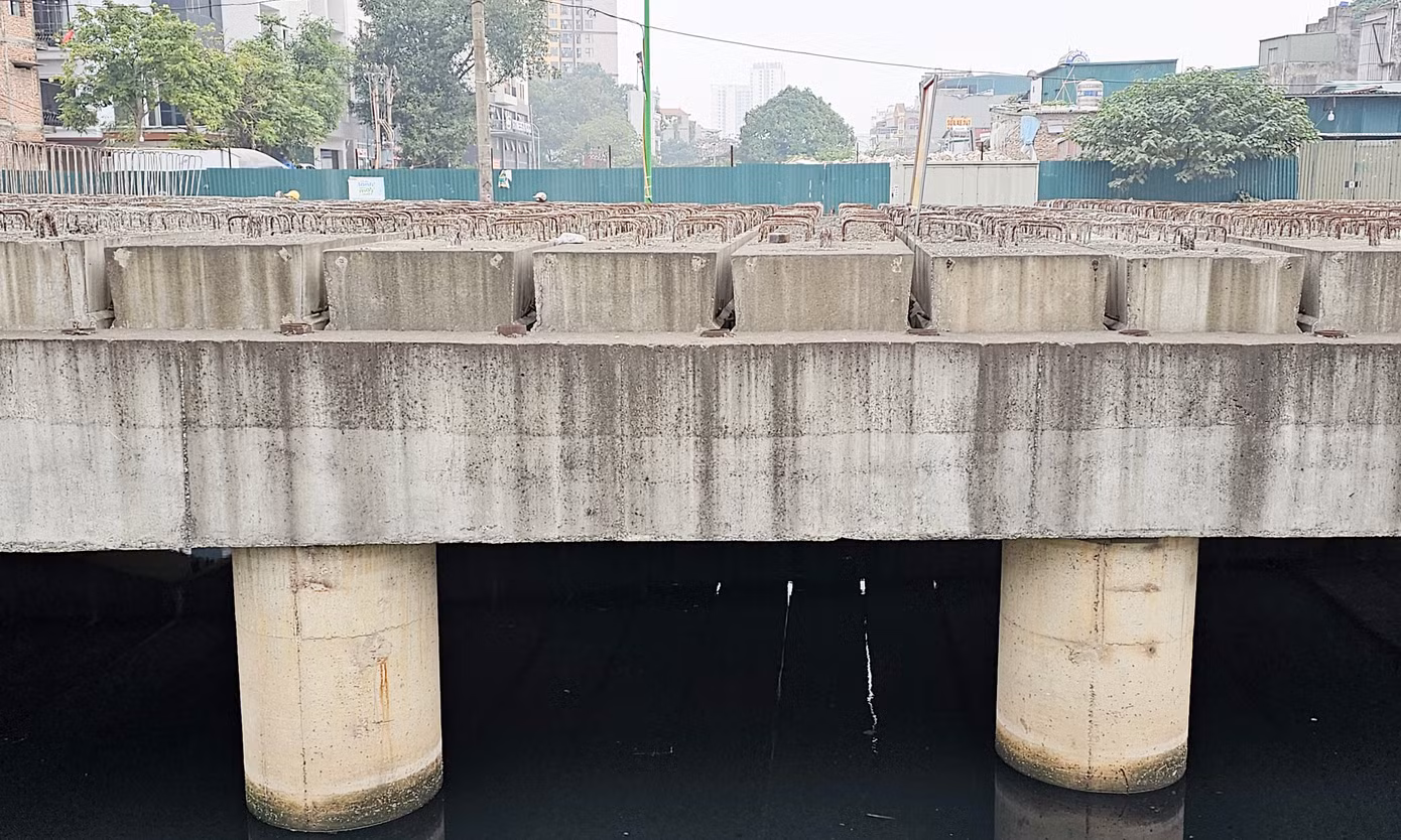 Tại đoạn qua sông Lừ, dự án đường Vành đai 2,5 sẽ xây một cây cầu mới có mặt cắt rộng khoảng 40m, nằm sát cầu Định Công hiện nay. Tuy nhiên người dân khu vực này vẫn phải dùng cầu tạm vì đoạn cầu L3 chưa thể thông xe. Tại đoạn qua sông Lừ, dự án đường Vành đai 2,5 sẽ xây một cây cầu mới có mặt cắt rộng khoảng 40m, nằm sát cầu Định Công hiện nay. Tuy nhiên người dân khu vực này vẫn phải dùng cầu tạm vì đoạn cầu L3 chưa thể thông xe.