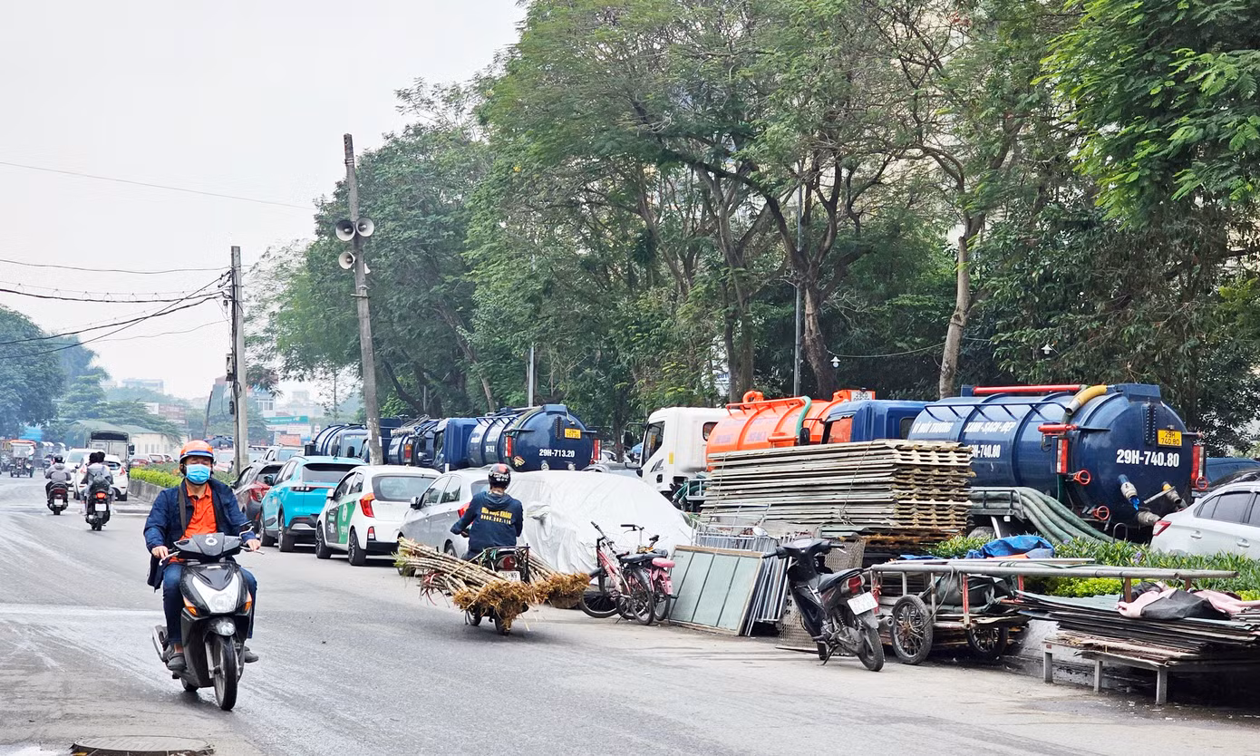 Dở dang nhiều năm khiến tuyến đường Vành đai 2,5 (đoạn đường Đầm Hồng - quốc lộ 1A) nhếch nhác, thành điểm tập kết rác thải, ô tô đỗ tràn lan dưới lòng đường. Dở dang nhiều năm khiến tuyến đường Vành đai 2,5 (đoạn đường Đầm Hồng - quốc lộ 1A) nhếch nhác, thành điểm tập kết rác thải, ô tô đỗ tràn lan dưới lòng đường.