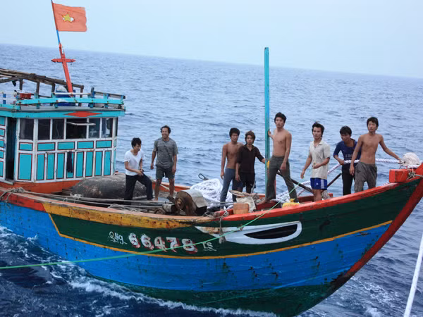 Ngư dân Quảng Nam đánh cá trên vùng biển của Việt Nam bị phía Trung Quốc bắt bớ, phạt tiền trong khi Thời báo Hoàn cầu bịa thành: "Phía Việt Nam bắt thuyền, cướp của, lấy cá!". Ảnh: Nam Cường. Ngư dân Quảng Nam đánh cá trên vùng biển của Việt Nam bị phía Trung Quốc bắt bớ, phạt tiền trong khi Thời báo Hoàn cầu bịa thành: