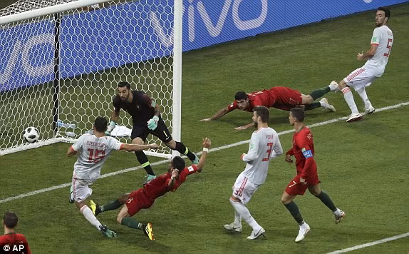 Tây Ban Nha 3-3 Bồ Đào Nha: Cú hat-trick ấn tượng của C.Ronaldo ảnh 18