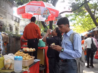 Thức ăn vỉa hè ở Mumbai rất rẻ. Ảnh: Huyền chíp