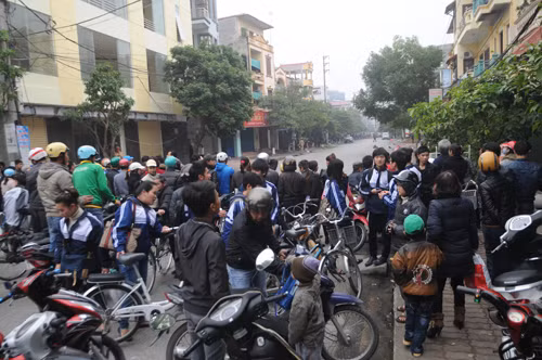Đông đảo người dân đến xem sự việc