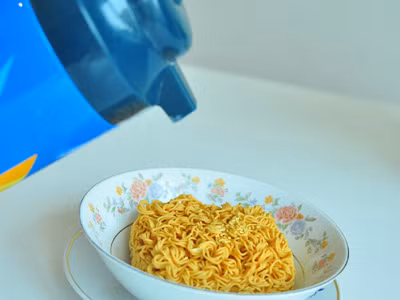 Người tiêu dùng nghi ngại khi sử dụng sản phẩm mỳ tôm không được khuyến cáo tác hại phẩm màu E102 Ảnh: Hồng Vĩnh