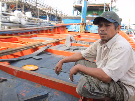 Ngư dân Lê Văn Chiến cho biết, tàu Trung Quốc dùng cả vòi rồng và pháo khói để chặn đường vào trú bão của ngư dân ở Hoàng Sa. Ảnh: Nam Cường