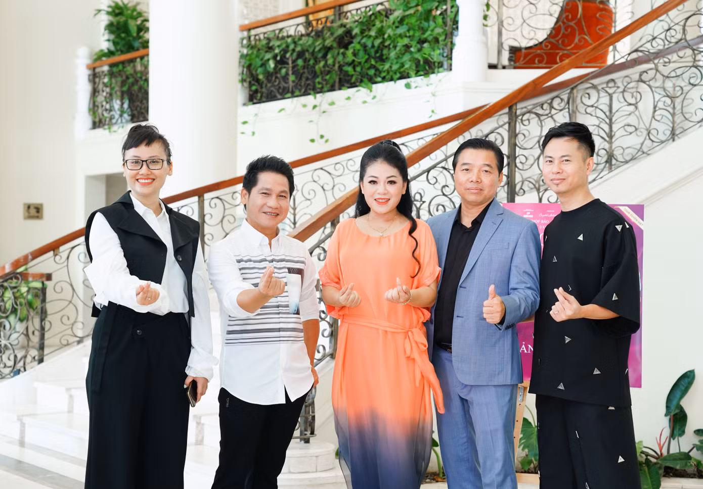 Trọng Tấn, Anh Thơ và ê-kíp tổ chức tour xuyên Việt. Ảnh: BTC